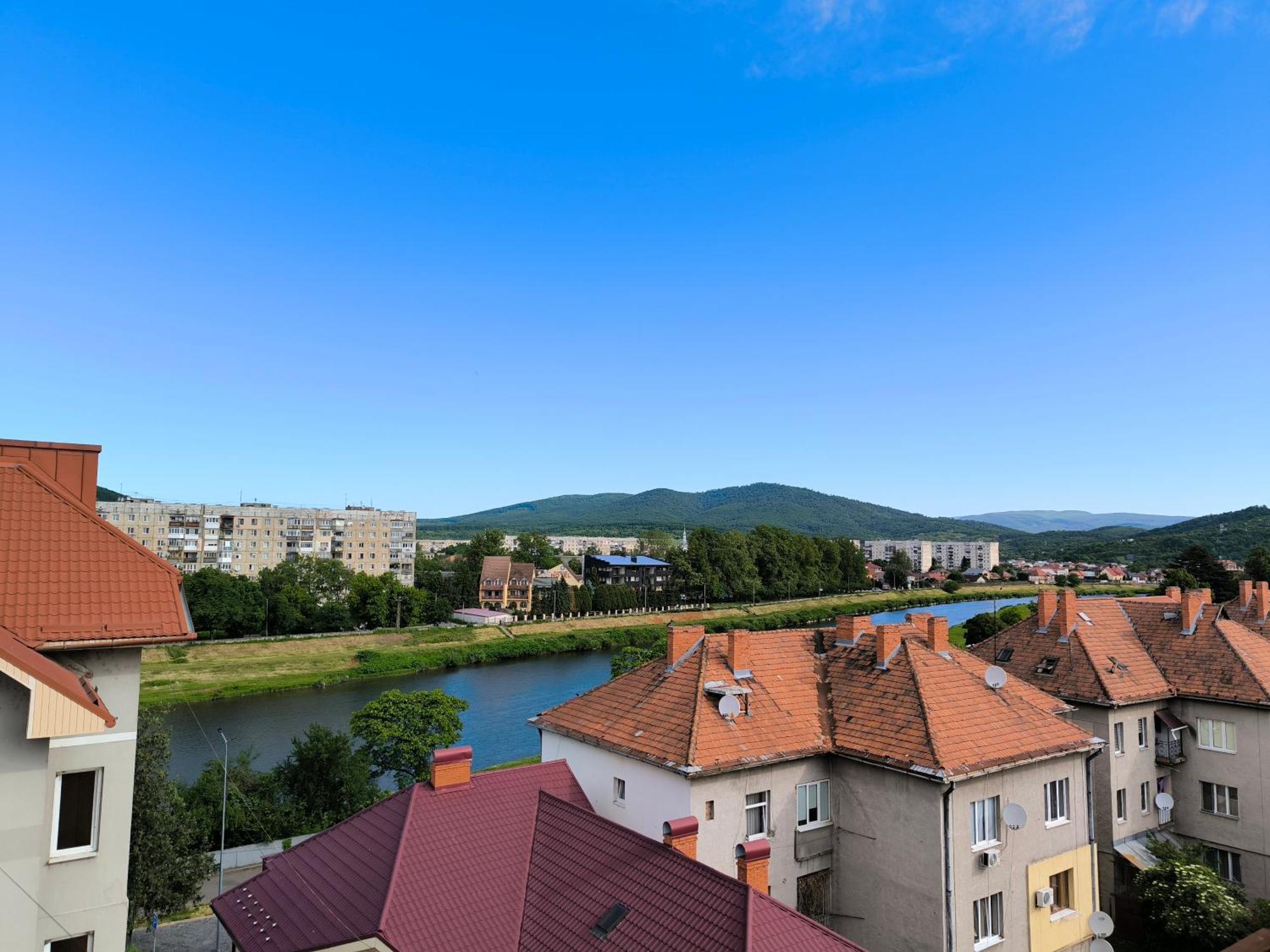 Apartments Domovik Parkaniya, 2A Mukacheve Luaran gambar