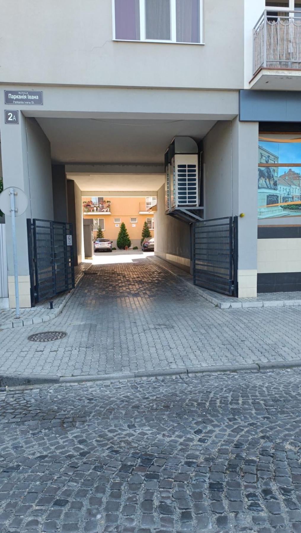 Apartments Domovik Parkaniya, 2A Mukacheve Luaran gambar