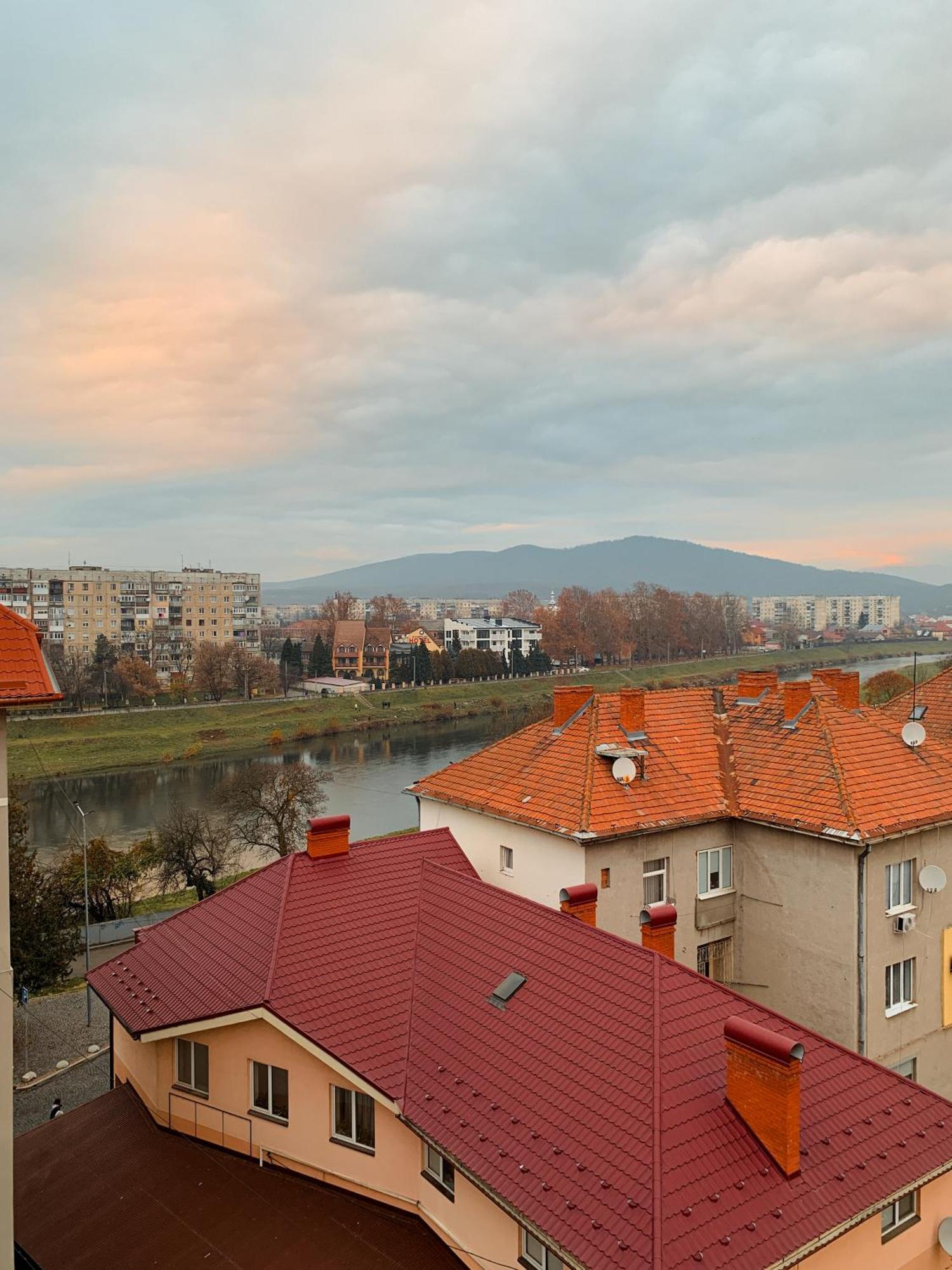 Apartments Domovik Parkaniya, 2A Mukacheve Luaran gambar